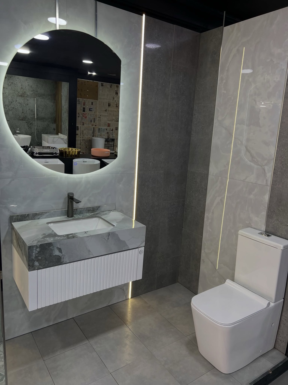 Showroom STES Ben Younes — espace bain en pierre grise