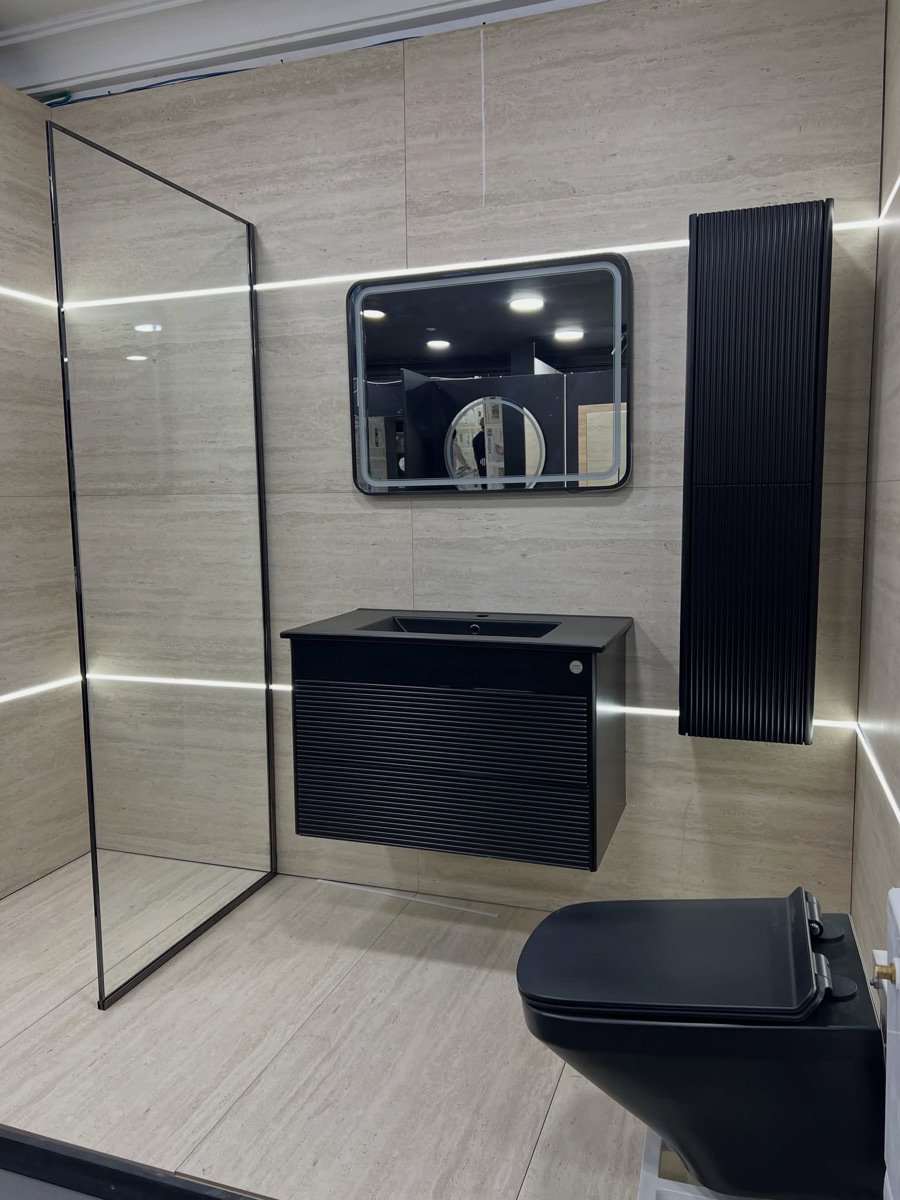 Cabine de douche paroi verre, mur travertin